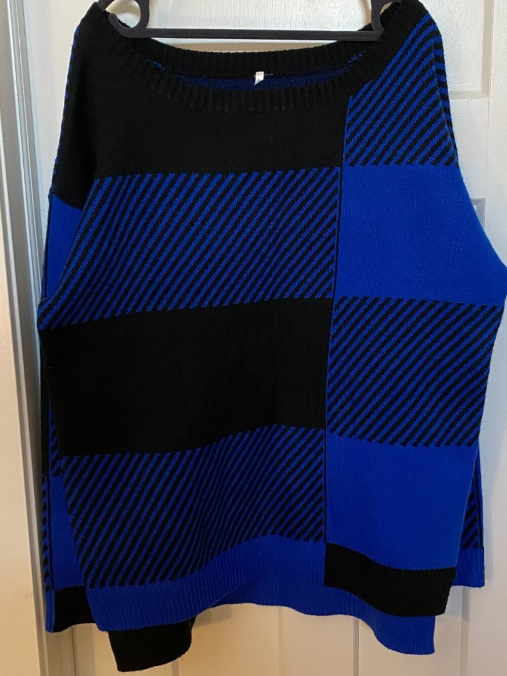 LIKE NEW! 90s Vintage Black & Blue Sweater